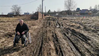 В одной из деревень Коми инвалид - колясочник сам колет дрова, топит печь, выращивает овощи и ухаживает за мамой