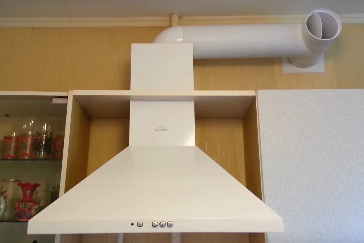 Вытяжка блестит — жир отлетает: наливаю в бутылку, пшыкаю — и грязь сама отваливается