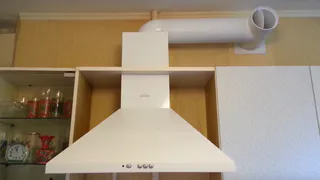 Вытяжка блестит — жир отлетает: наливаю в бутылку, пшыкаю — и грязь сама отваливается