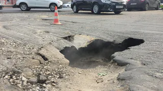 Яма с кипятком образовалась на перекрестке Павлова и Первомайского проспекта