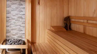 Не минвата и не опилки: вот чем утепляют потолок в бане деревенские дельцы - лучше всех современных материалов