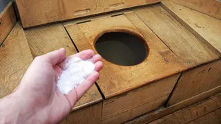 Не золу и не известь: весной засыпаю в дачный туалет дешевый порошок — все лето ни мух, ни вони