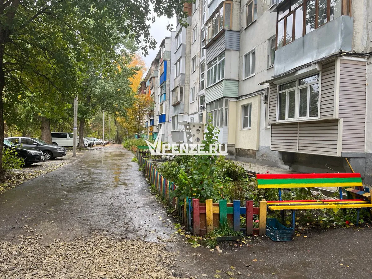 На Карпинского дерево упало на припаркованные машины у многоэтажки