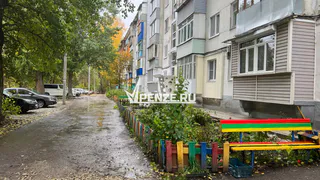 На Карпинского дерево упало на припаркованные машины у многоэтажки