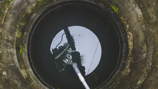 Рюмку в унитаз на ночь — к утру выгребная яма чиста: выливаем один раз в месяц — и забываем об откачке на 15 лет