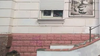 В Брянске памятник архитектуры изуродовали рекламой наркотиков