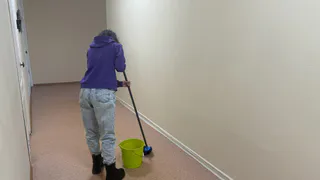 Начала мыть полы солёной водой — все заметили перемены в доме: вот для чего надо добавить соль в ведро