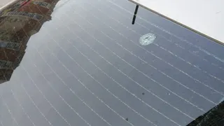 Соцсети: кто-то обстрелял припаркованный в рязанском дворе автомобиль