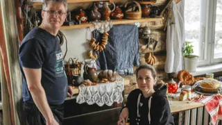 Семья художников-живописцев Калининых из Пензы передала в «Теремок сувениров» 15 видов масляных открыток