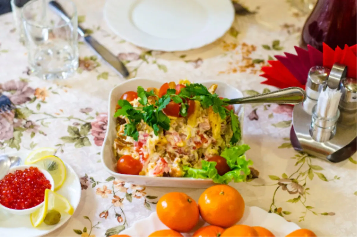 Яркий и очень вкусный салат, который разбавит "майонезное Царство" на праздничном столе