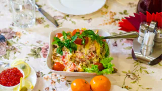 Яркий и очень вкусный салат, который разбавит "майонезное Царство" на праздничном столе