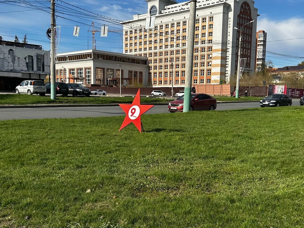 Олег Денисов принял участие в концерте у памятной композиции «Журавли»