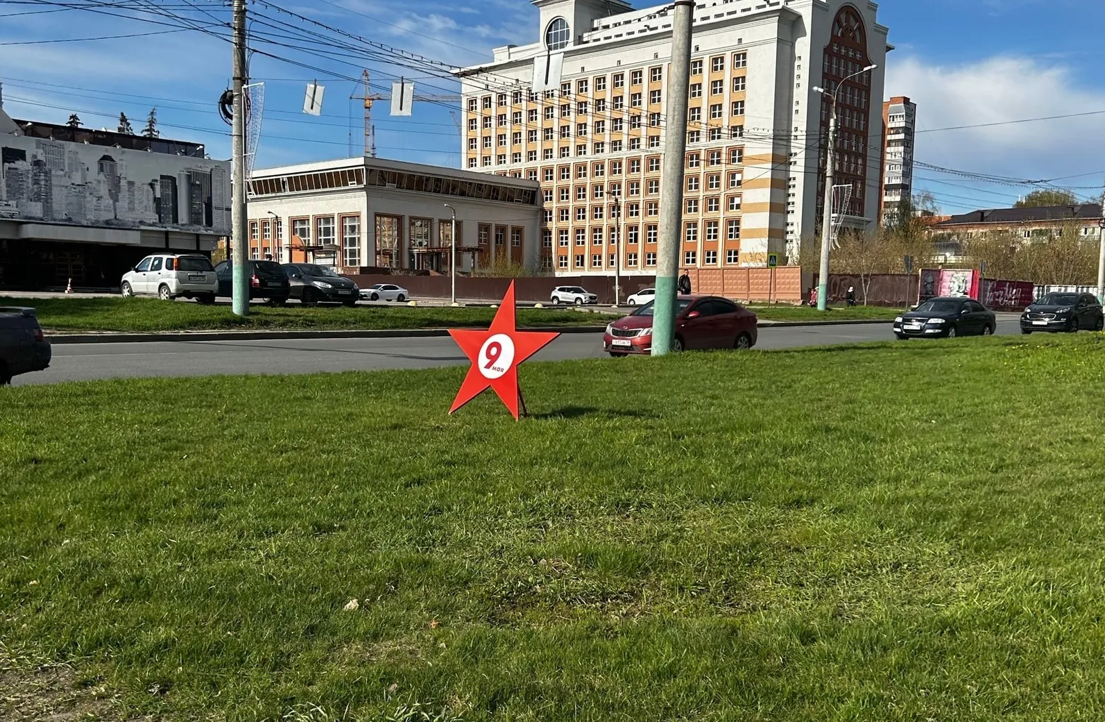 Олег Денисов принял участие в концерте у памятной композиции «Журавли»
