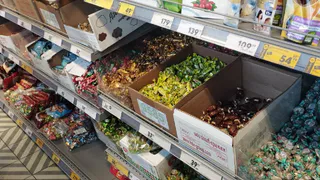 Настоящая гадость в фантике: Роскачество назвало конфеты, которые нельзя покупать на Пасху