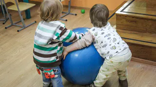 Попытка убийства на глазах детей: рязанка чуть не задушила соседку за замечание