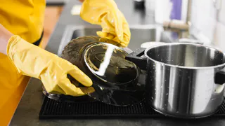 Сияющая кастрюля за ночь: одна таблетка и горячая вода творят чудеса