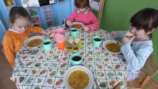 Чуть не отравили: в нижнекамском детском саду детей кормили просроченной курицей