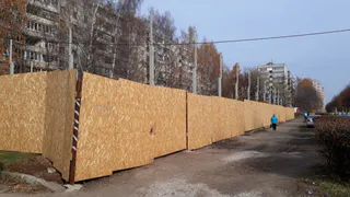 Неопознанная стройка: жители дома на Интернациональной опасаются, что их потеснит торговый центр