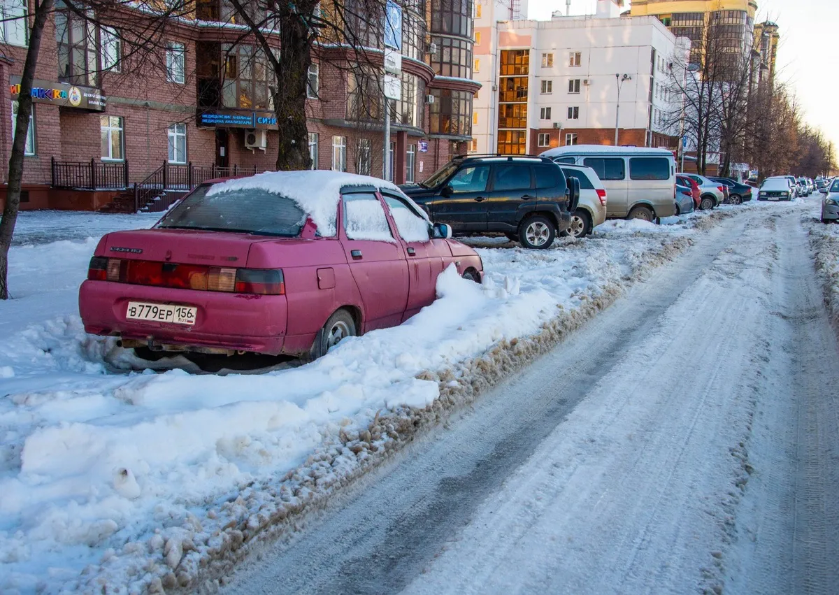 Власти Нижнекамска заявляют, что полноценной работе техники «мешают» автомобили, припаркованные вдоль дорог