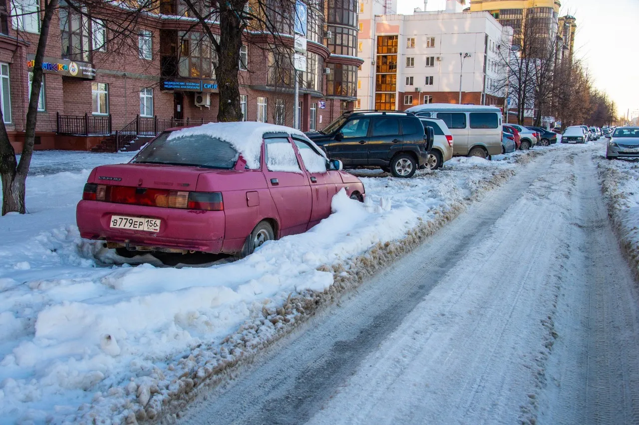 Власти Нижнекамска заявляют, что полноценной работе техники «мешают» автомобили, припаркованные вдоль дорог