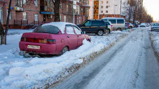 Власти Нижнекамска заявляют, что полноценной работе техники «мешают» автомобили, припаркованные вдоль дорог