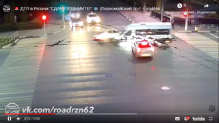 На площади Ленина маршрутка с людьми протаранила «девяносто девятую»