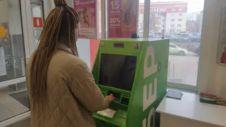 Теперь будет запрещено: в России с 2 июня вводятся новые правила на снятие наличных с банковских карт - чего ждать пользователям