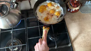 Не сало и не масло, а в 100 раз полезнее: вот на чём жарят яичницу мудрые хозяйки — запомните раз и навсегда