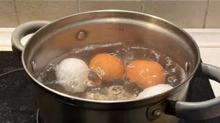 Никогда не кладите яйца после варки в холодную воду. Запомните раз и на всю жизнь