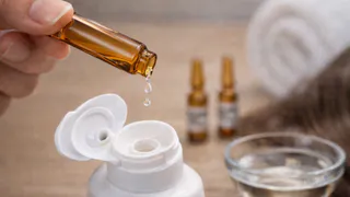 Две капли в шампунь – и волосы перестали выпадать: простой способ, о котором мало кто знает