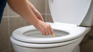 Кидаю аптечную шипучку в унитаз, и известковый налет испаряется на глазах - трюк подсказал сантехник со стажем