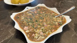 Окрошка получится по-настоящему вкусной: всё дело в этом кулинарном приёме — назван секрет холодного летнего супа