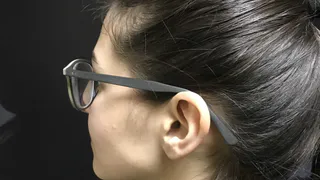 За стеклом: как скрыть толщину линз в очках?