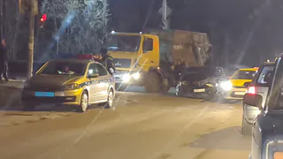 Не поделили дорогу: в Рязани мусоровоз смял «Волгу»