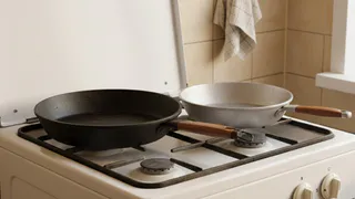 На моей кухне вся посуда блестит как новая: как мыть жирные сковородки без химии – ресторанный лайфхак