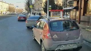 В Брянске автолюбители остановку возле ТЦ «Родина» перепутали с местом для парковки