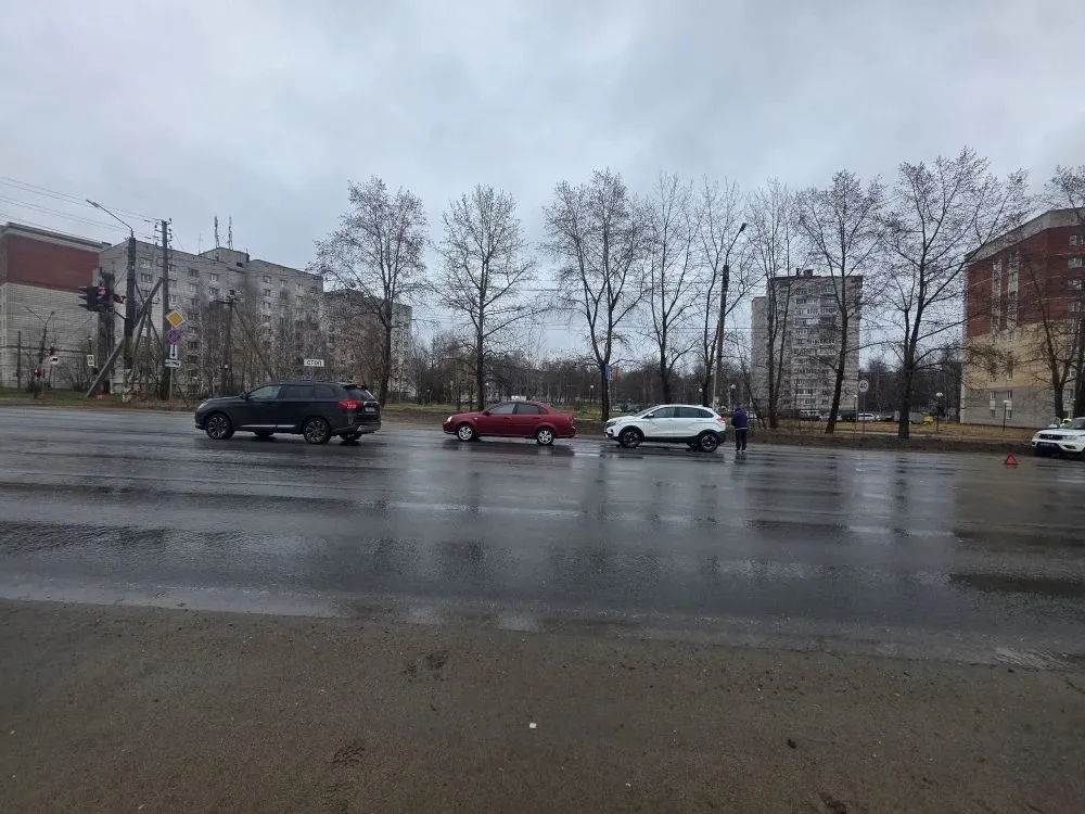 В Сыктывкаре водитель на Lada не рассчитал дистанцию и врезался в Chevrolet