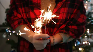 Зеленая Змея будет счастлива: именно так нужно одеться в новогоднюю ночь, чтобы привлечь любовь и удачу в 2025 году