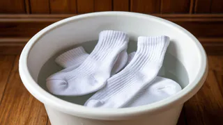 Кидаем 4 ложки в таз — и даже самые заношенные носки станут белее снега: простой и полезный совет