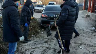 Не проехать: в Рязани гора мусора перегородила выезд с кладбища