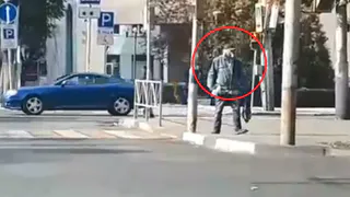 В центре Рязани гуляет человек в противогазе: видео