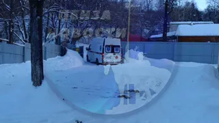 В Пензе машина скорой помощи застряла на нечищенной от снега дороге