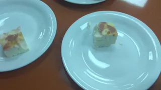 "Ложка омлета и перезрелый огурец" - родители возмущены питанием школьников