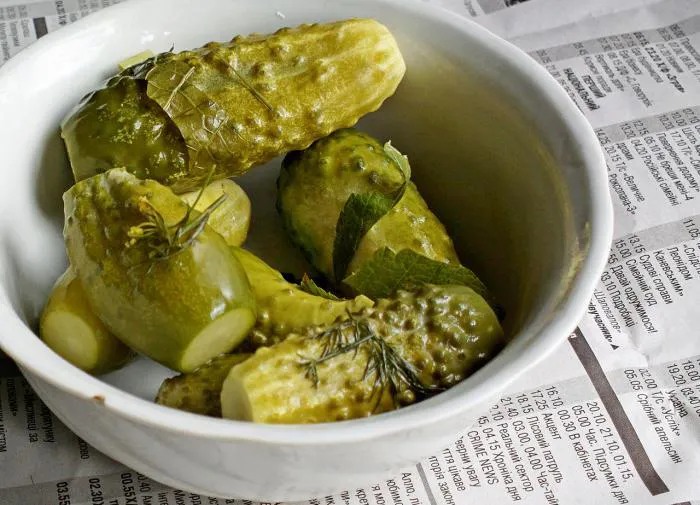 Готовим малосольные огурчики: очень простой рецепт засолки прямо в трёхлитровой банке