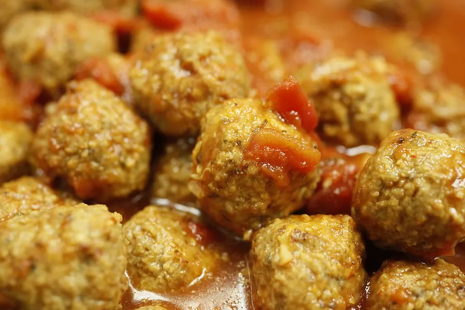Ароматные тефтели с рисом: идеальная альтернатива мясным котлетам