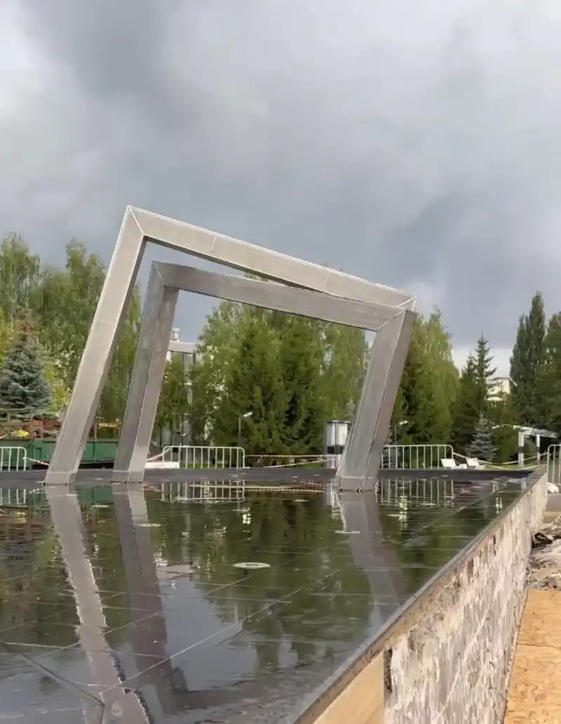 В Нижнекамске ремонтируют фонтан на площади Лемаева