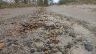 Жительница поселка Садовый Выгоничского района резонно недовольна состоянием дороги на ее улице