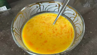 Перестала жарить омлет на сковороде — теперь он высокий и не опадает: секрет оказался до смешного простым