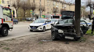 На Дзержинского "Приора" протаранила столб: травмированы пять человек