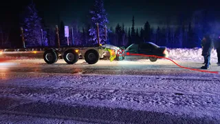 В Усинске легковушка врезалась в припаркованный на обочине грузовик